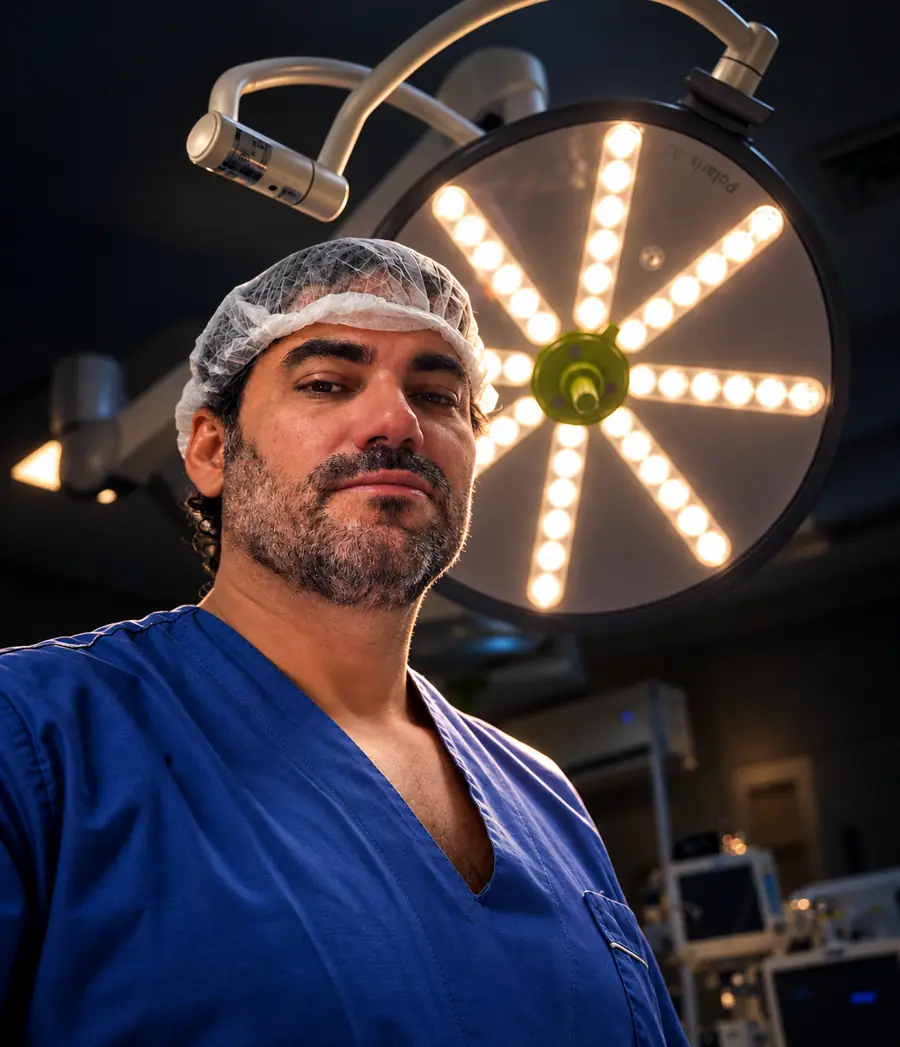Dr. Elizeu Lavor no centro cirúrgico, sob o foco de luz