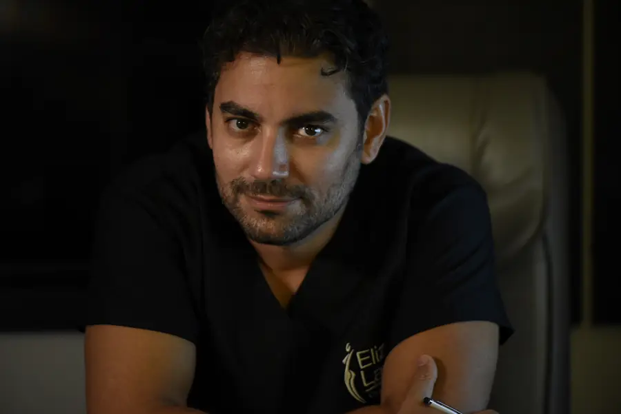 Dr. Elizeu no consultório