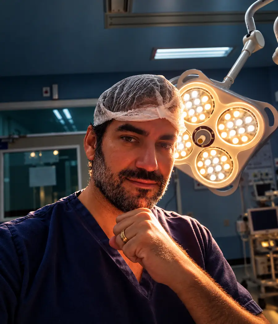 Dr. Elizeu pensando no plano da cirurgia